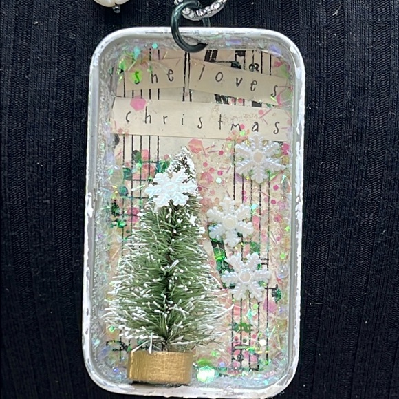 ⭐️Adorned Crown Jewelry assemblage she loves Christmas shadow box necklace - Picture 2 of 11